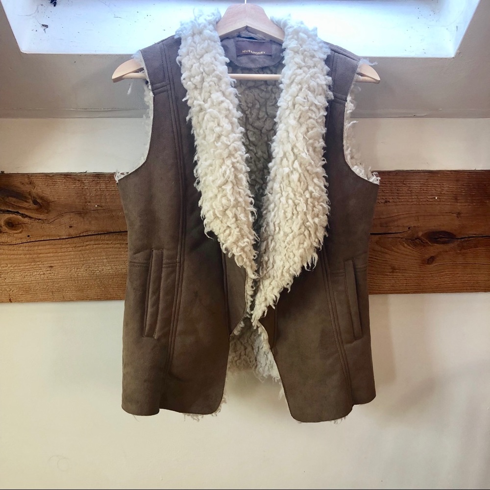Hive and honey sheepskin vest small EUC